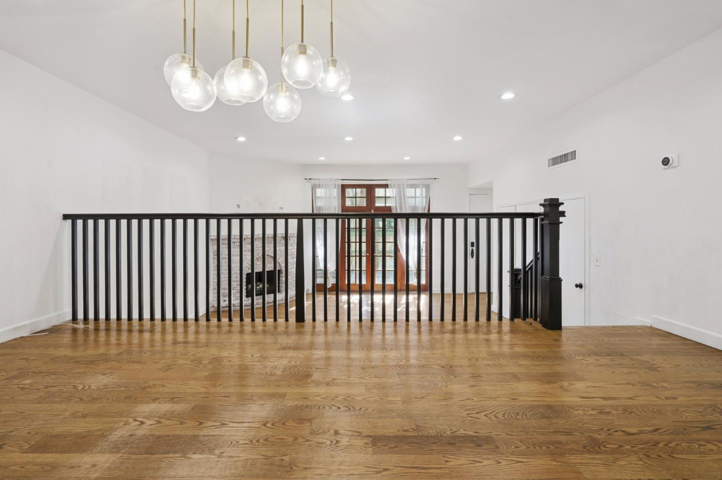 Detail Gallery Image 5 of 17 For 6509 Kester Ave #1,  Van Nuys,  CA 91411 - 3 Beds | 2/1 Baths