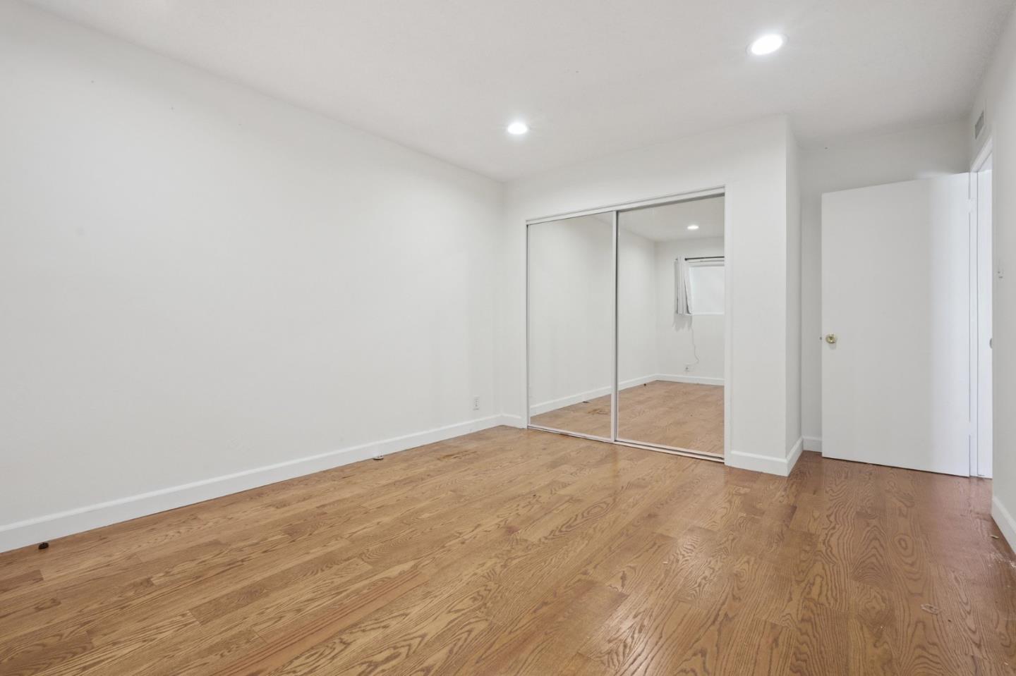 Detail Gallery Image 8 of 17 For 6509 Kester Ave #1,  Van Nuys,  CA 91411 - 3 Beds | 2/1 Baths