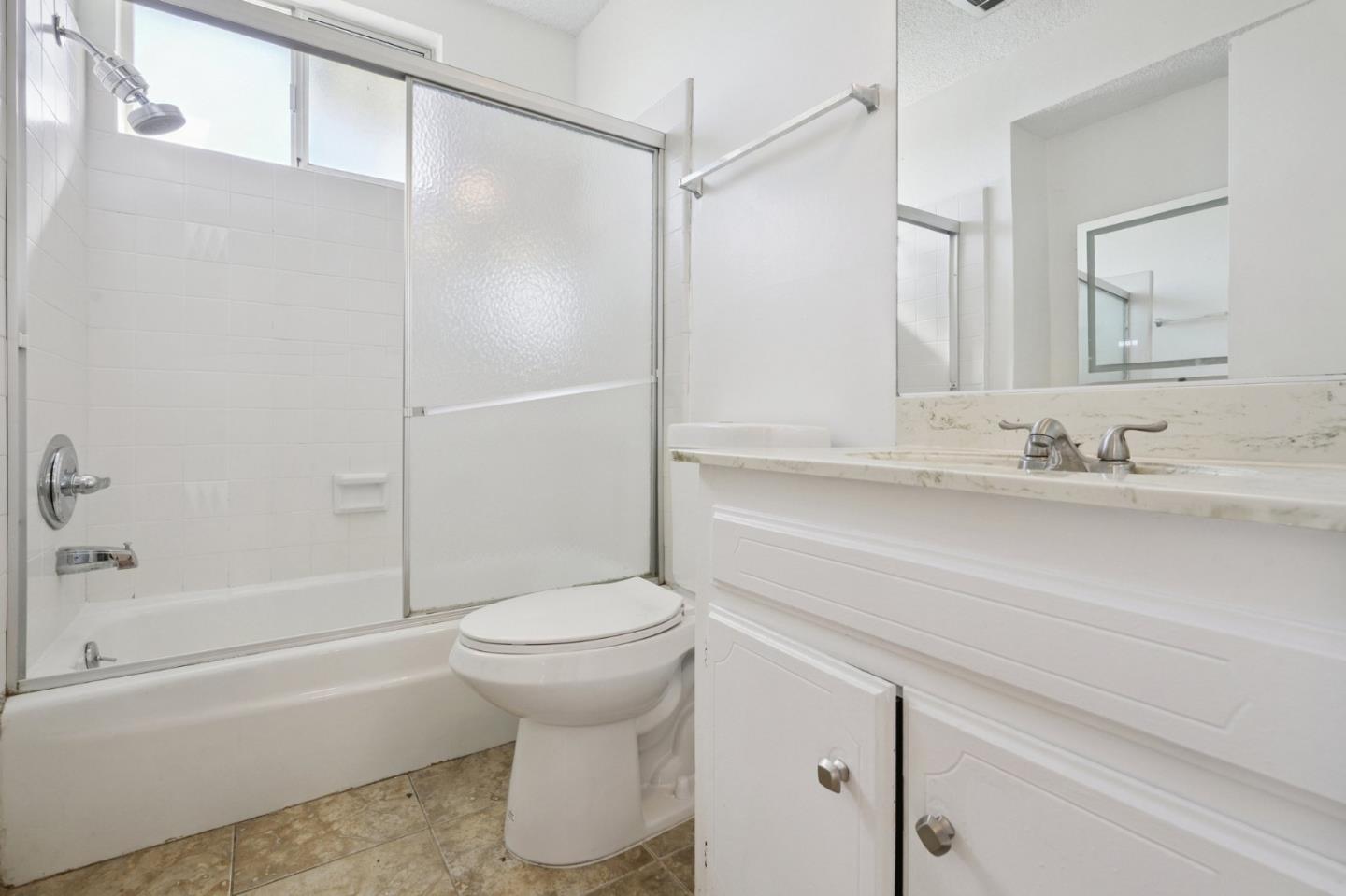 Detail Gallery Image 9 of 17 For 6509 Kester Ave #1,  Van Nuys,  CA 91411 - 3 Beds | 2/1 Baths
