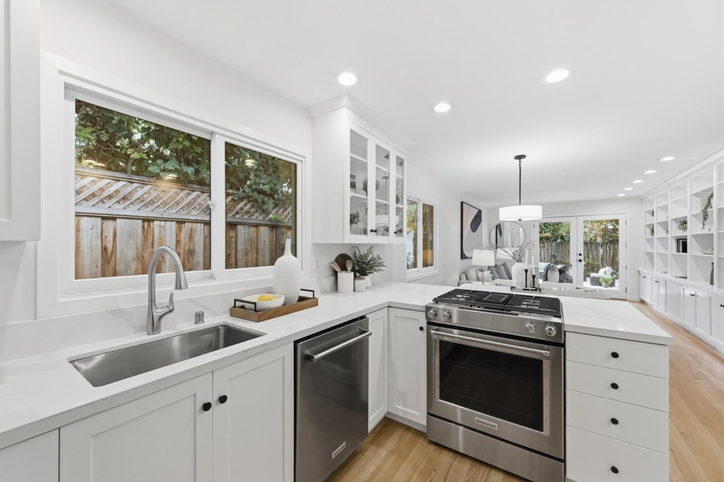 Detail Gallery Image 10 of 40 For 1388 Woodland Ave, San Carlos,  CA 94070 - 4 Beds | 2 Baths