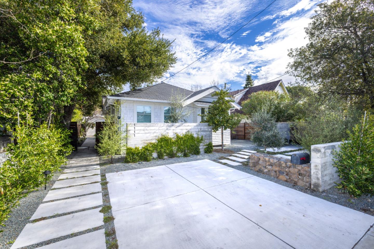 Detail Gallery Image 2 of 43 For 1111 Alma St, Palo Alto,  CA 94301 - 3 Beds | 2 Baths