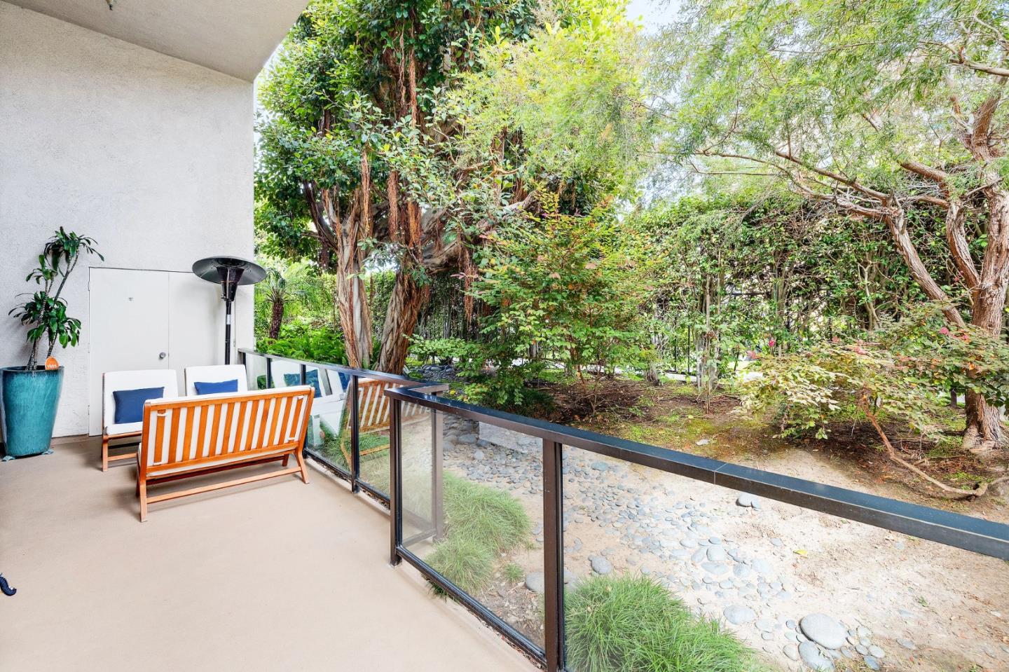 Detail Gallery Image 11 of 29 For 420 Esplanade #4,  Redondo Beach,  CA 90277 - 2 Beds | 2 Baths