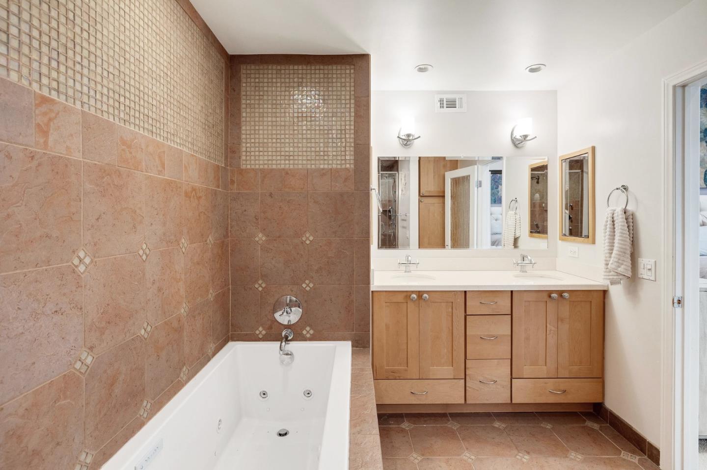 Detail Gallery Image 23 of 29 For 420 Esplanade #4,  Redondo Beach,  CA 90277 - 2 Beds | 2 Baths