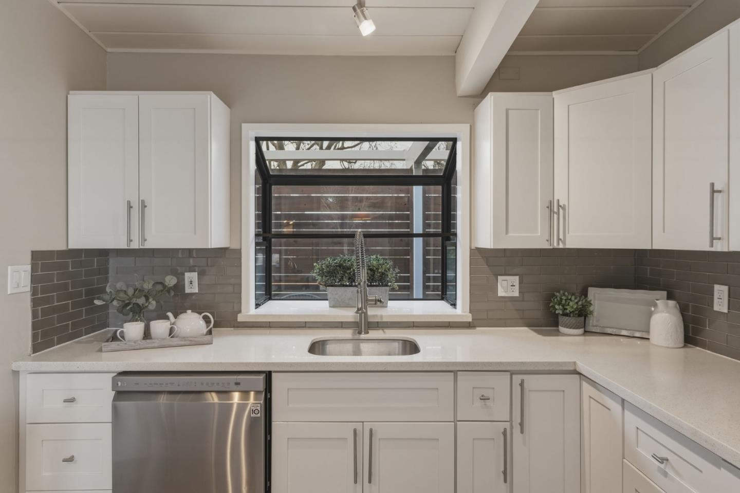 Detail Gallery Image 17 of 45 For 1135 Cedarwood Way, Redwood City,  CA 94061 - 3 Beds | 2 Baths