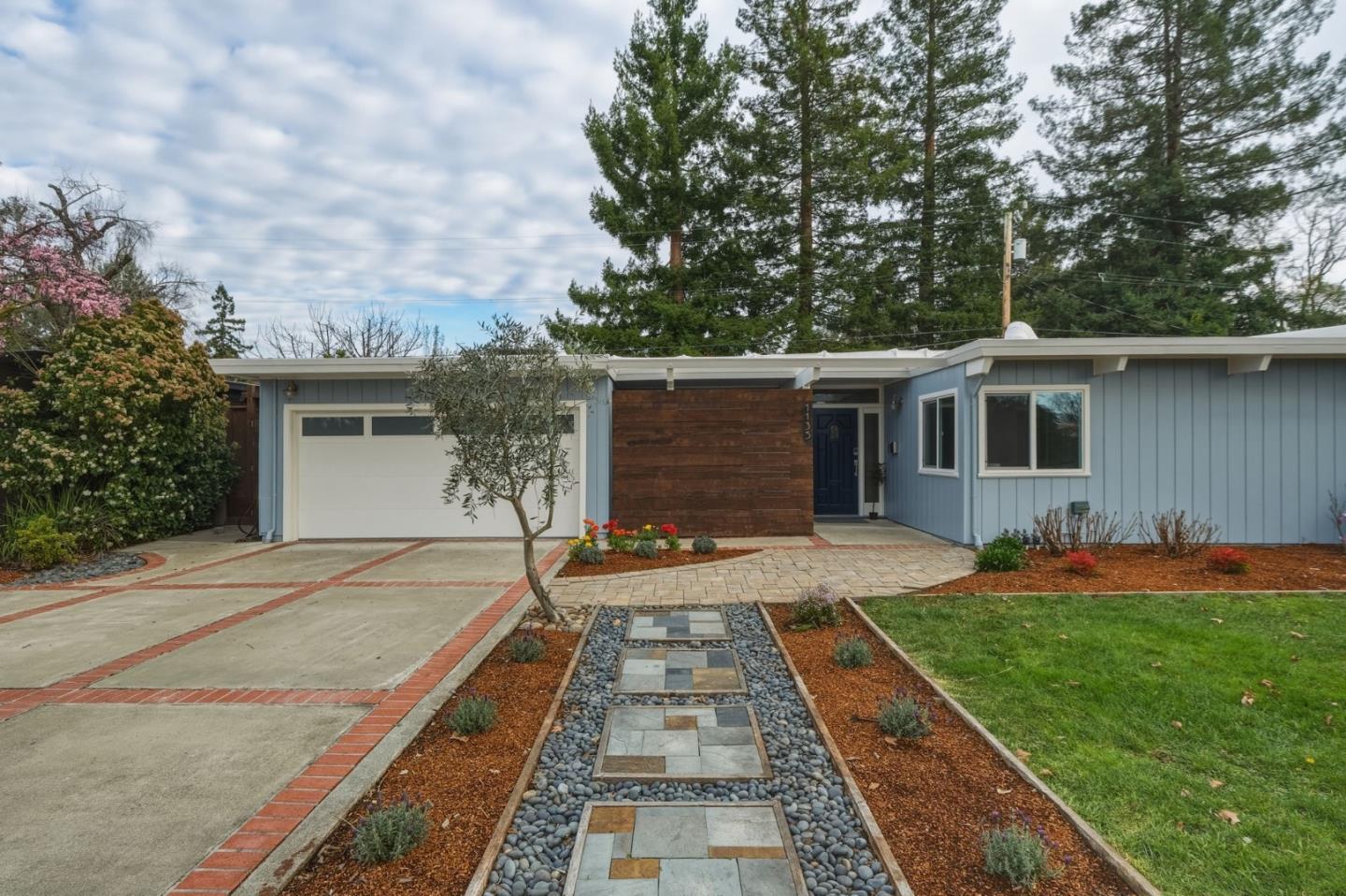 Detail Gallery Image 2 of 45 For 1135 Cedarwood Way, Redwood City,  CA 94061 - 3 Beds | 2 Baths