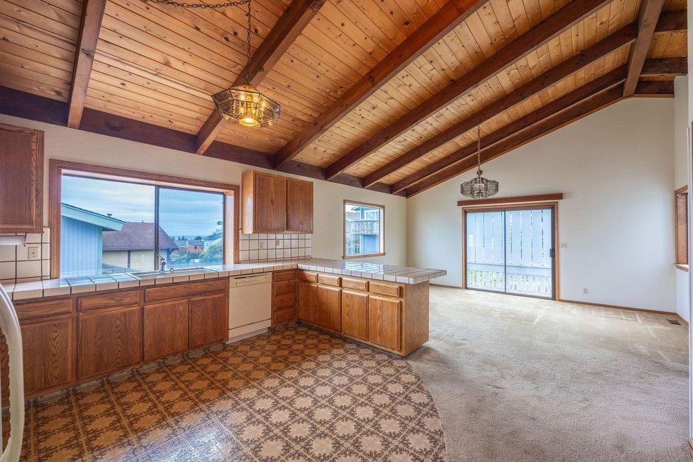 Detail Gallery Image 13 of 36 For 583 Sierra St, Moss Beach,  CA 94038 - 4 Beds | 2/1 Baths