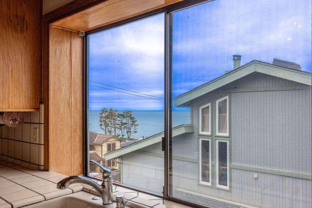 Detail Gallery Image 15 of 36 For 583 Sierra St, Moss Beach,  CA 94038 - 4 Beds | 2/1 Baths