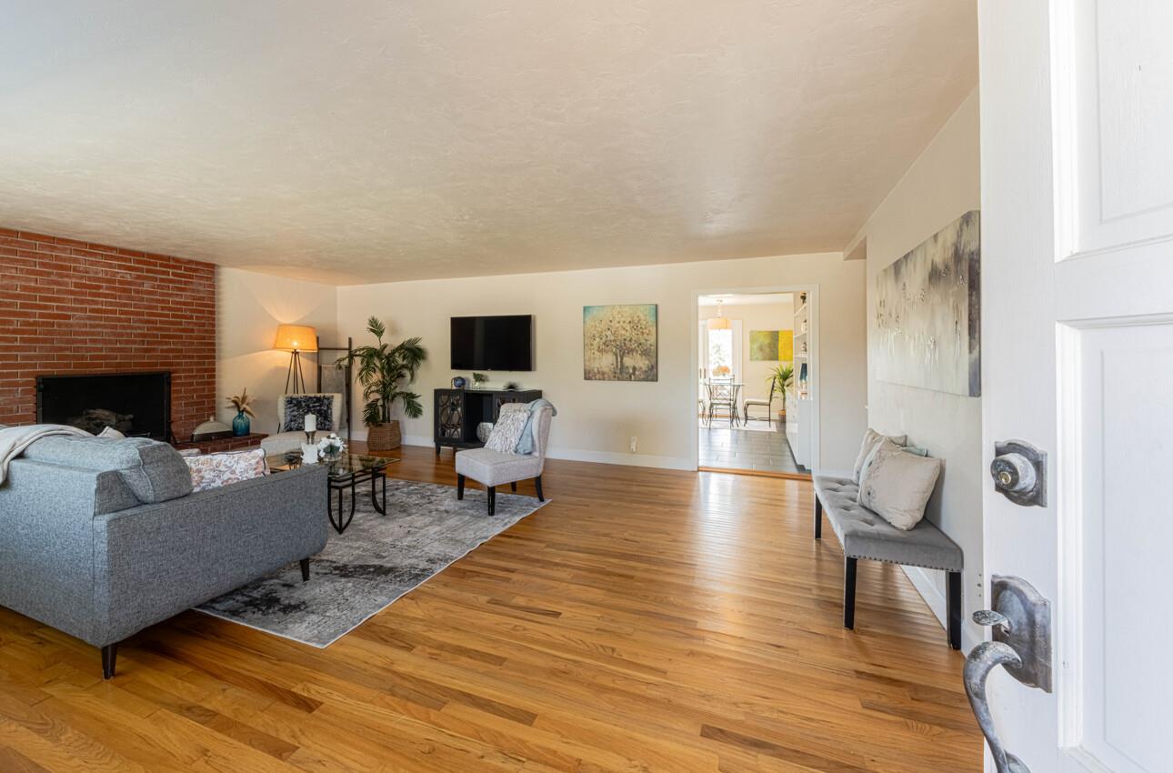 Detail Gallery Image 3 of 39 For 89 via Descanso, Monterey,  CA 93940 - 2 Beds | 2 Baths