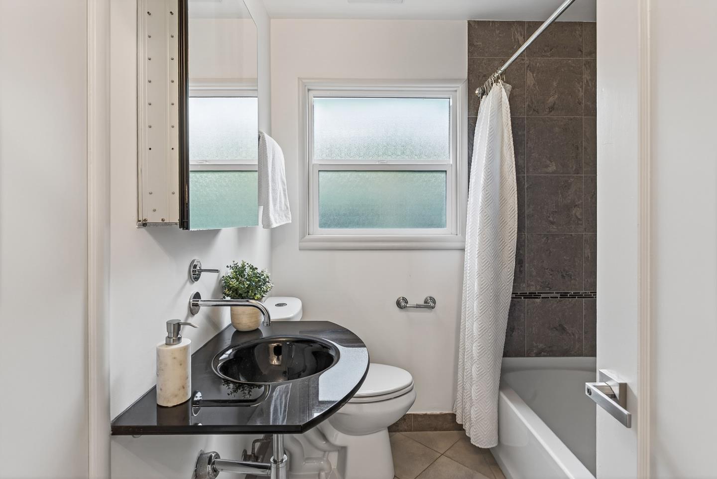 Detail Gallery Image 14 of 27 For 1046 Lupin Way, San Carlos,  CA 94070 - 2 Beds | 1 Baths