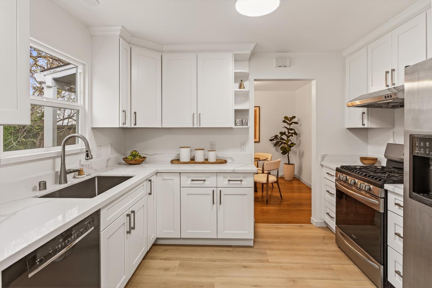 Detail Gallery Image 8 of 27 For 1046 Lupin Way, San Carlos,  CA 94070 - 2 Beds | 1 Baths