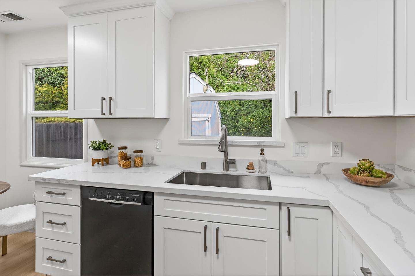 Detail Gallery Image 9 of 27 For 1046 Lupin Way, San Carlos,  CA 94070 - 2 Beds | 1 Baths