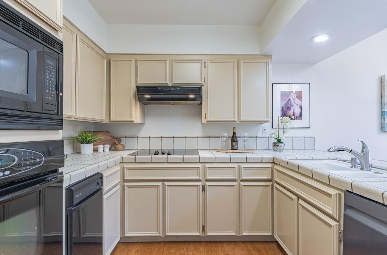 Detail Gallery Image 14 of 33 For 15 Montsalas Dr, Monterey,  CA 93940 - 2 Beds | 2 Baths