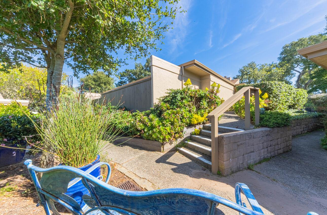 Detail Gallery Image 3 of 33 For 15 Montsalas Dr, Monterey,  CA 93940 - 2 Beds | 2 Baths