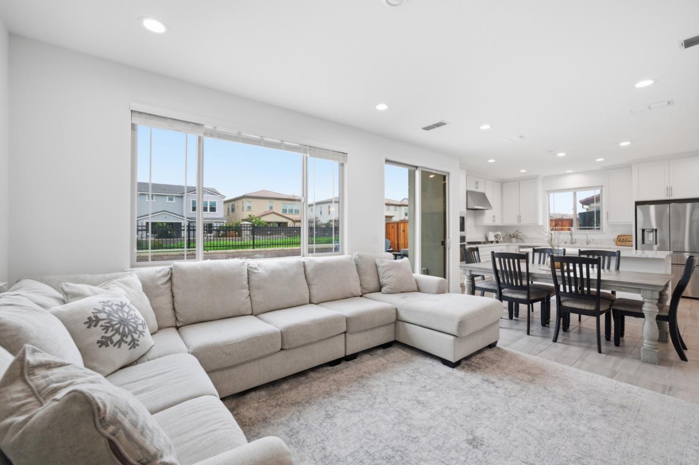 Detail Gallery Image 10 of 29 For 1122 S Morning Glory Dr, Tracy,  CA 95391 - 4 Beds | 3 Baths