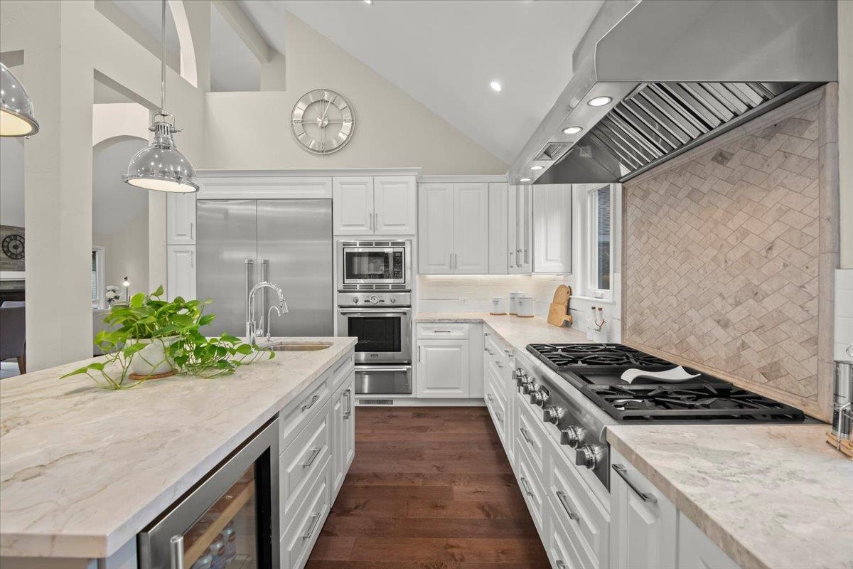 Detail Gallery Image 10 of 54 For 411 Hedgerow Court, Mountain View,  CA 94041 - 5 Beds | 3 Baths