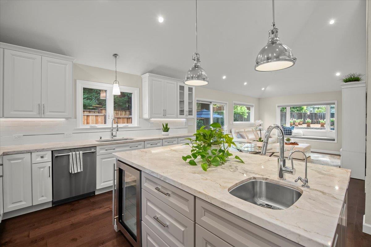 Detail Gallery Image 11 of 54 For 411 Hedgerow Court, Mountain View,  CA 94041 - 5 Beds | 3 Baths