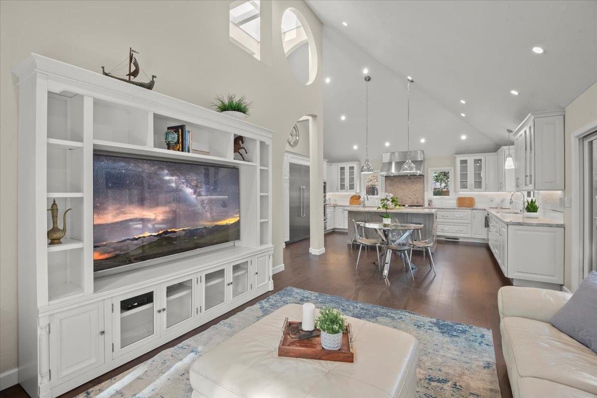 Detail Gallery Image 14 of 54 For 411 Hedgerow Court, Mountain View,  CA 94041 - 5 Beds | 3 Baths