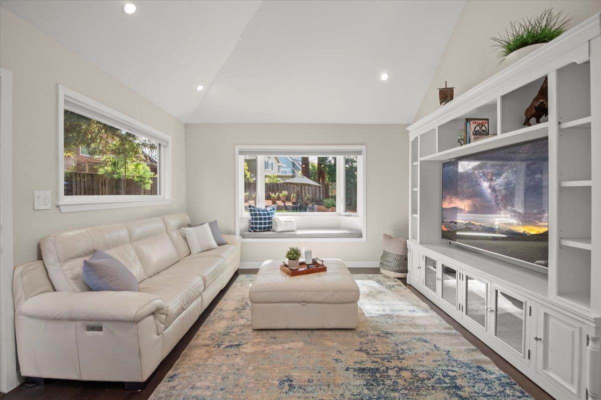 Detail Gallery Image 15 of 54 For 411 Hedgerow Court, Mountain View,  CA 94041 - 5 Beds | 3 Baths