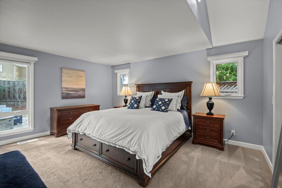 Detail Gallery Image 17 of 54 For 411 Hedgerow Court, Mountain View,  CA 94041 - 5 Beds | 3 Baths