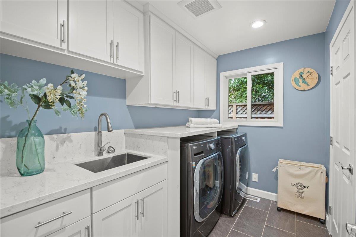 Detail Gallery Image 29 of 54 For 411 Hedgerow Court, Mountain View,  CA 94041 - 5 Beds | 3 Baths