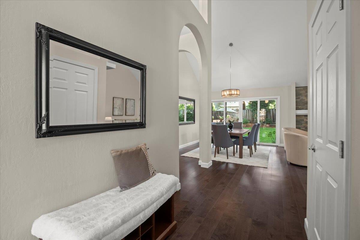 Detail Gallery Image 3 of 54 For 411 Hedgerow Court, Mountain View,  CA 94041 - 5 Beds | 3 Baths