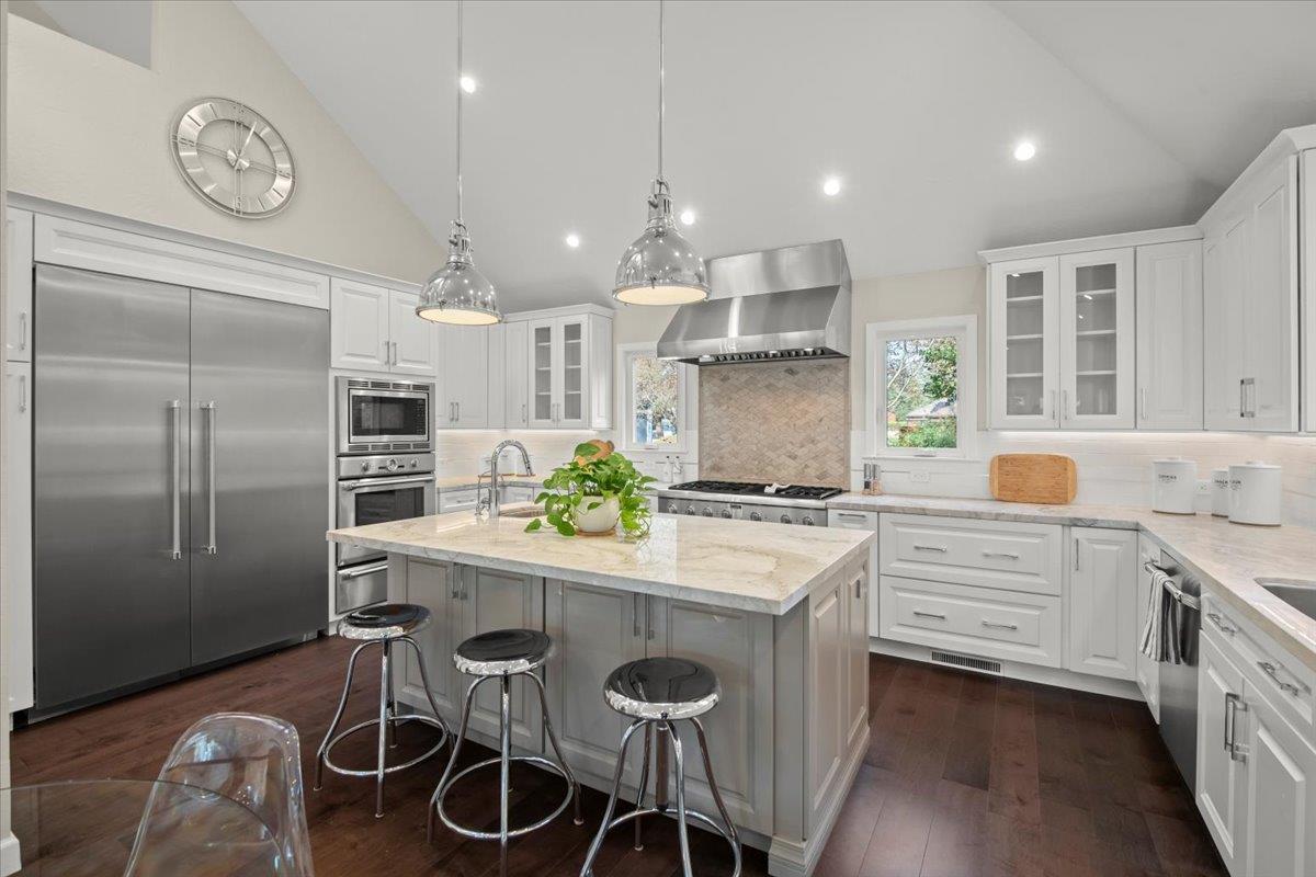 Detail Gallery Image 9 of 54 For 411 Hedgerow Court, Mountain View,  CA 94041 - 5 Beds | 3 Baths