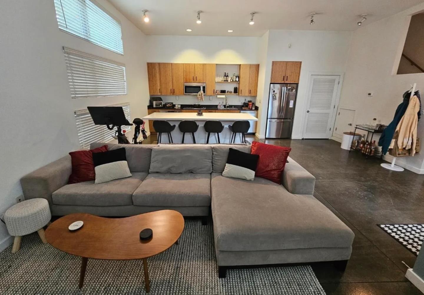 Detail Gallery Image 3 of 11 For 18 Ambler Ln, Oakland,  CA 94608 - 2 Beds | 1/1 Baths