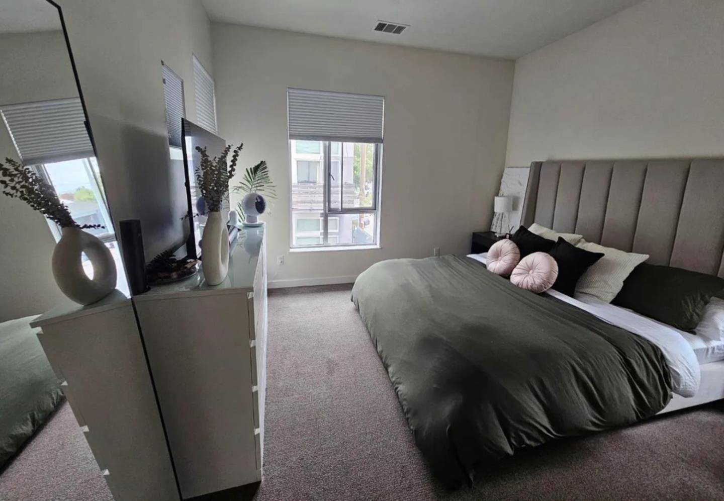 Detail Gallery Image 6 of 11 For 18 Ambler Ln, Oakland,  CA 94608 - 2 Beds | 1/1 Baths