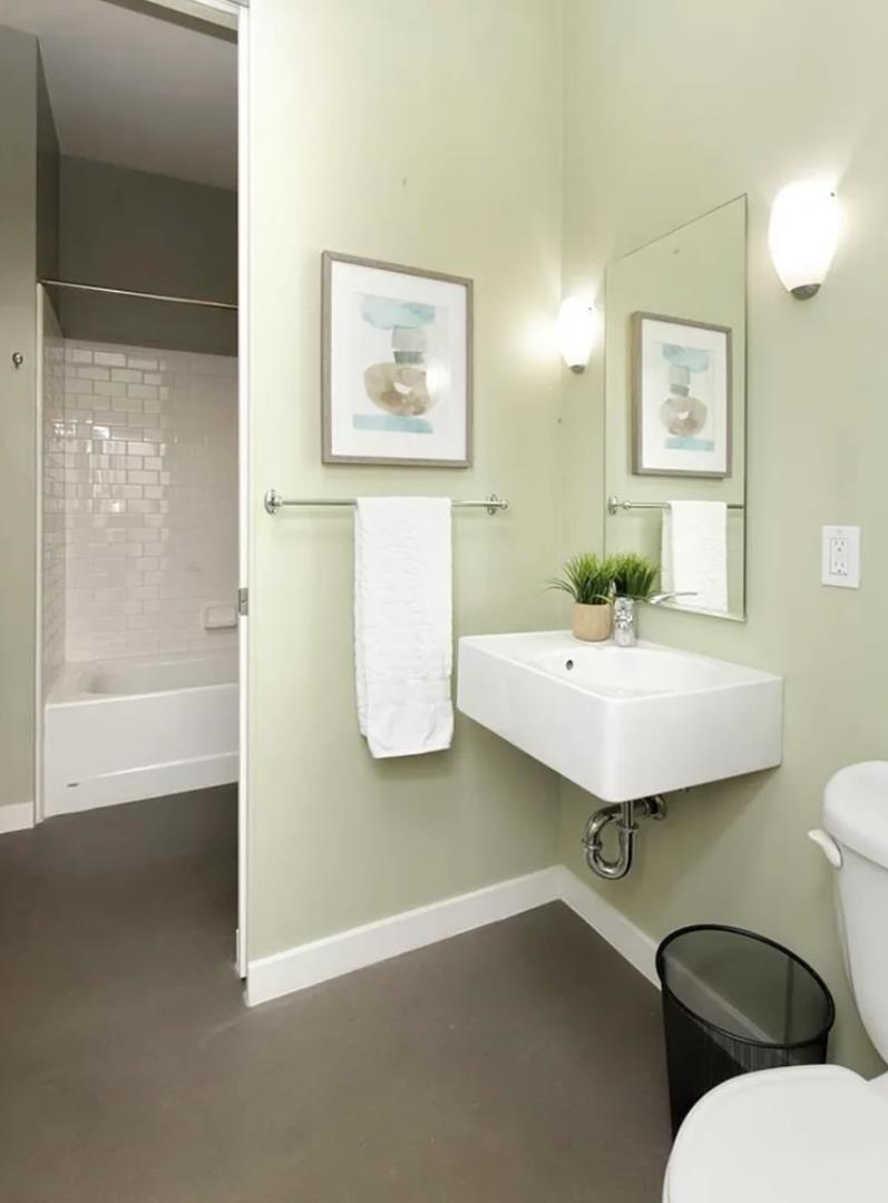 Detail Gallery Image 7 of 11 For 18 Ambler Ln, Oakland,  CA 94608 - 2 Beds | 1/1 Baths