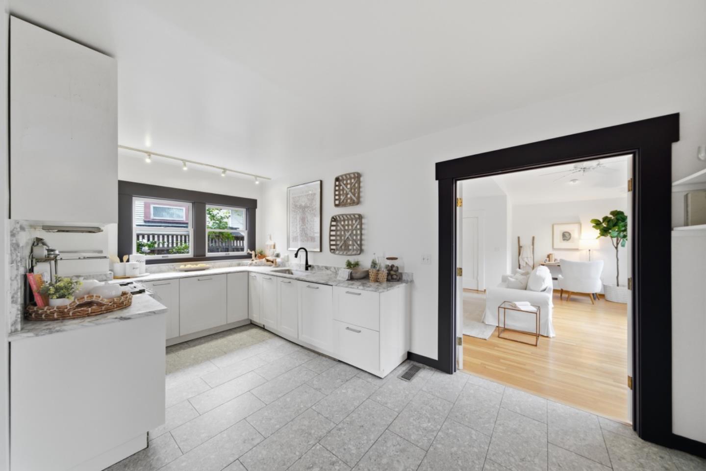 Detail Gallery Image 13 of 48 For 1085 Emerson St, Palo Alto,  CA 94301 - 4 Beds | 4 Baths