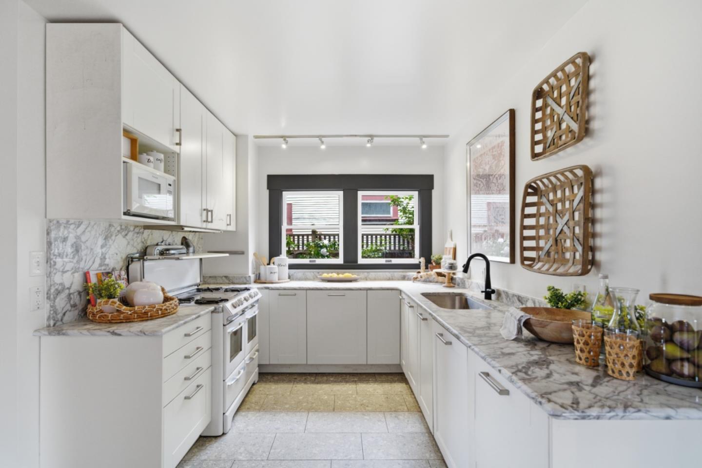 Detail Gallery Image 14 of 48 For 1085 Emerson St, Palo Alto,  CA 94301 - 4 Beds | 4 Baths