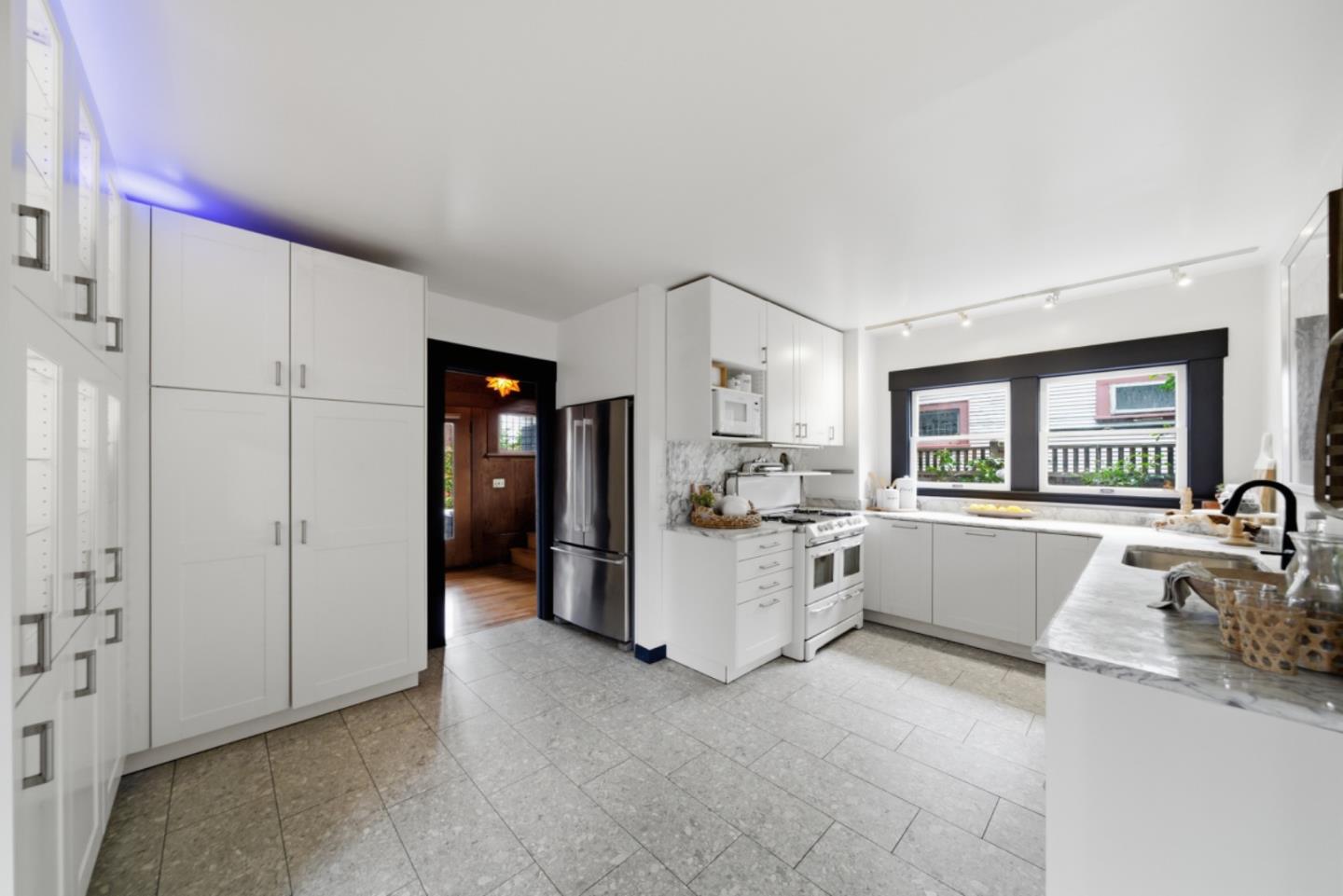 Detail Gallery Image 15 of 48 For 1085 Emerson St, Palo Alto,  CA 94301 - 4 Beds | 4 Baths