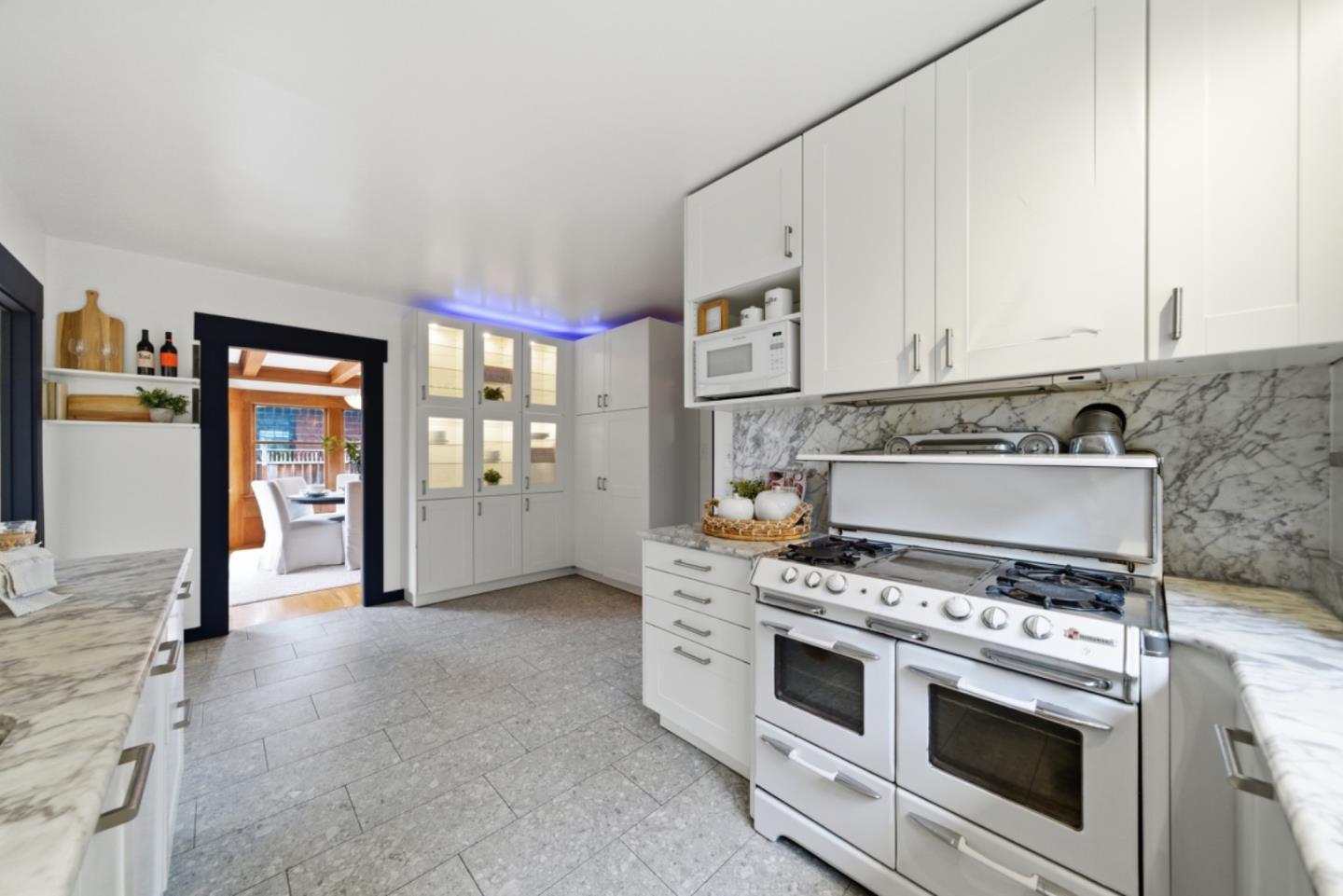 Detail Gallery Image 16 of 48 For 1085 Emerson St, Palo Alto,  CA 94301 - 4 Beds | 4 Baths