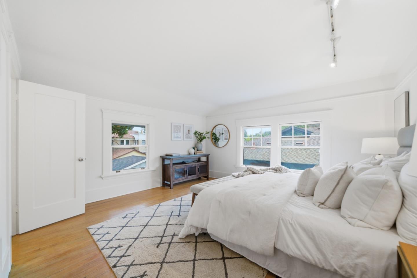 Detail Gallery Image 23 of 48 For 1085 Emerson St, Palo Alto,  CA 94301 - 4 Beds | 4 Baths