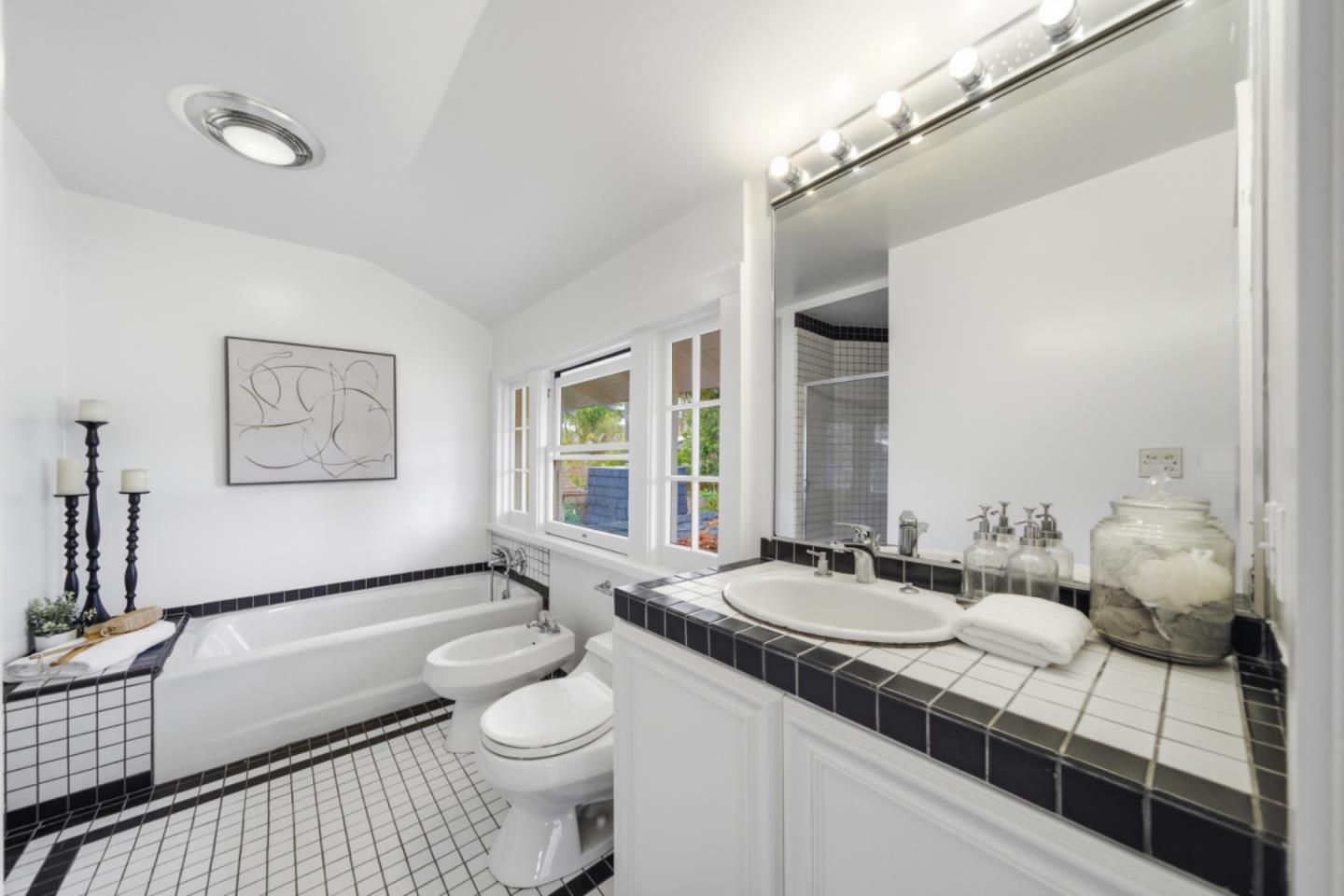 Detail Gallery Image 25 of 48 For 1085 Emerson St, Palo Alto,  CA 94301 - 4 Beds | 4 Baths