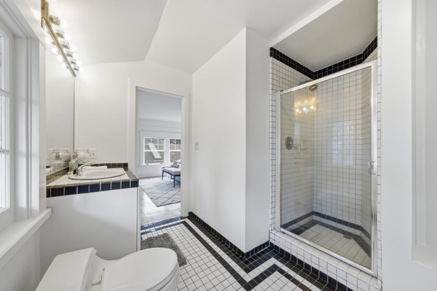 Detail Gallery Image 26 of 48 For 1085 Emerson St, Palo Alto,  CA 94301 - 4 Beds | 4 Baths