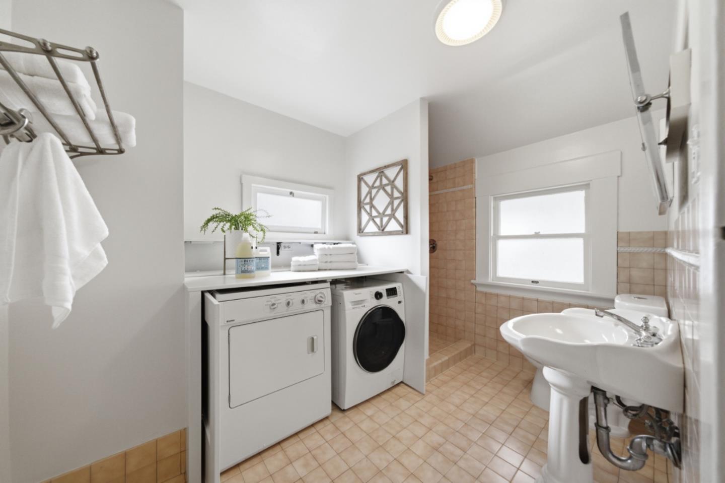 Detail Gallery Image 31 of 48 For 1085 Emerson St, Palo Alto,  CA 94301 - 4 Beds | 4 Baths