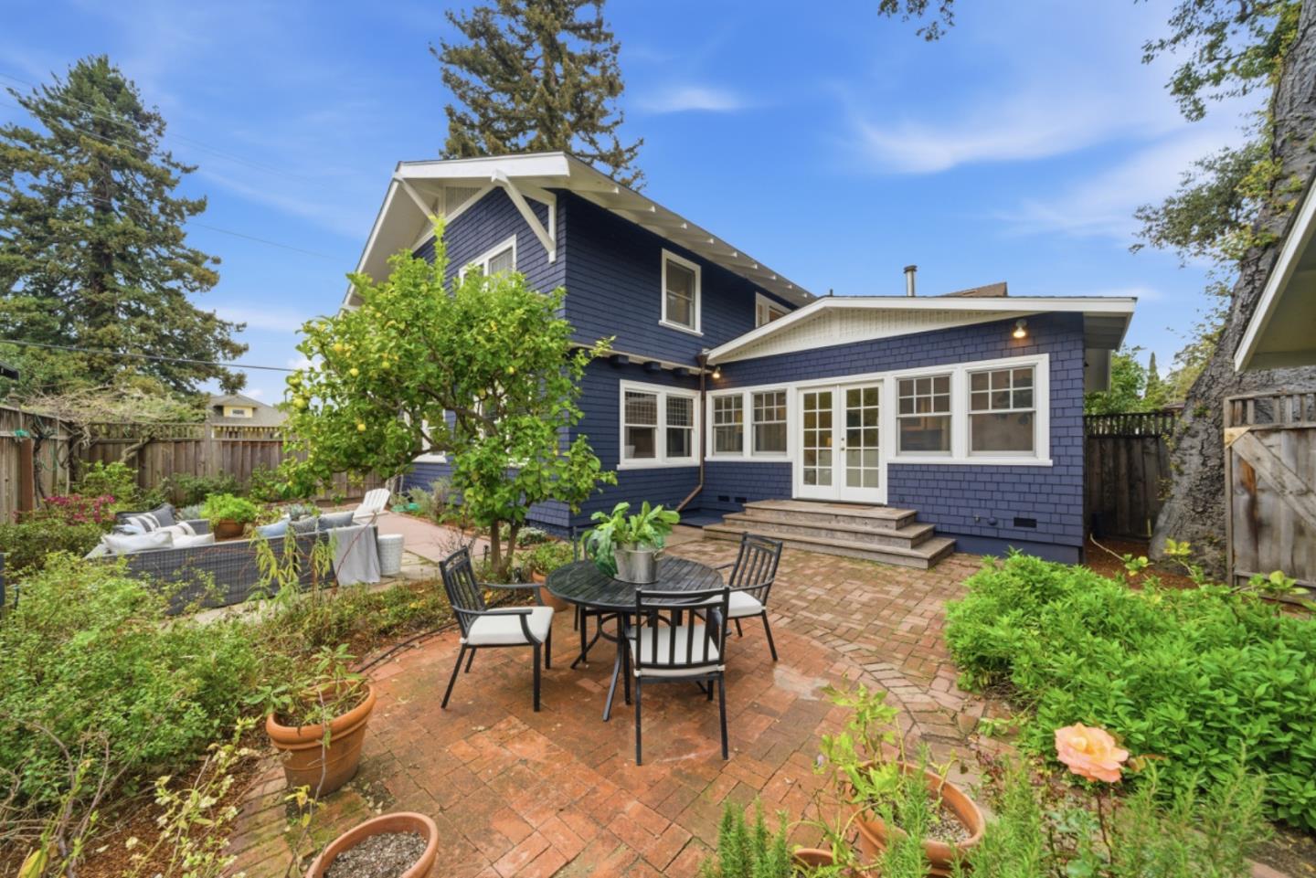 Detail Gallery Image 33 of 48 For 1085 Emerson St, Palo Alto,  CA 94301 - 4 Beds | 4 Baths