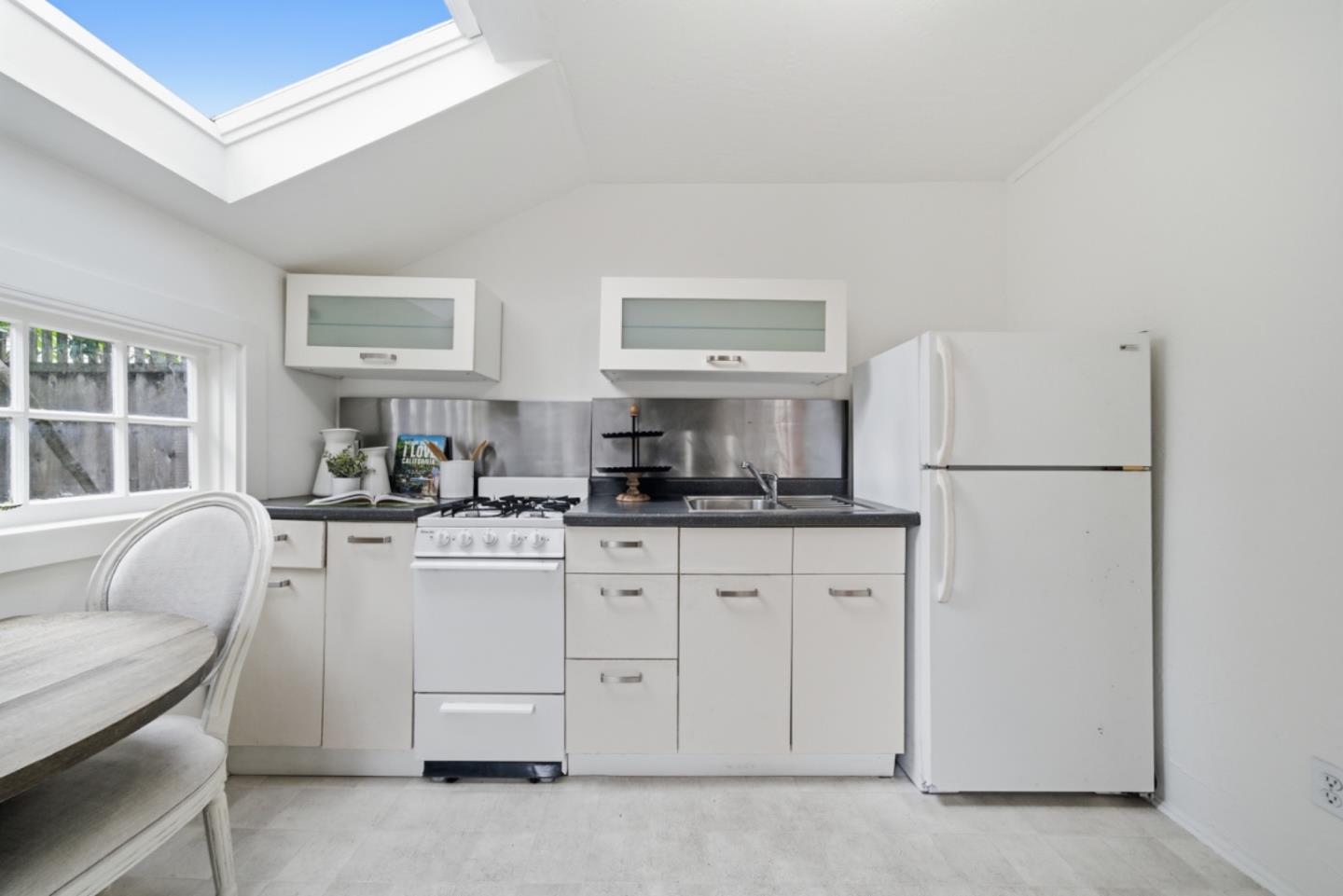 Detail Gallery Image 40 of 48 For 1085 Emerson St, Palo Alto,  CA 94301 - 4 Beds | 4 Baths