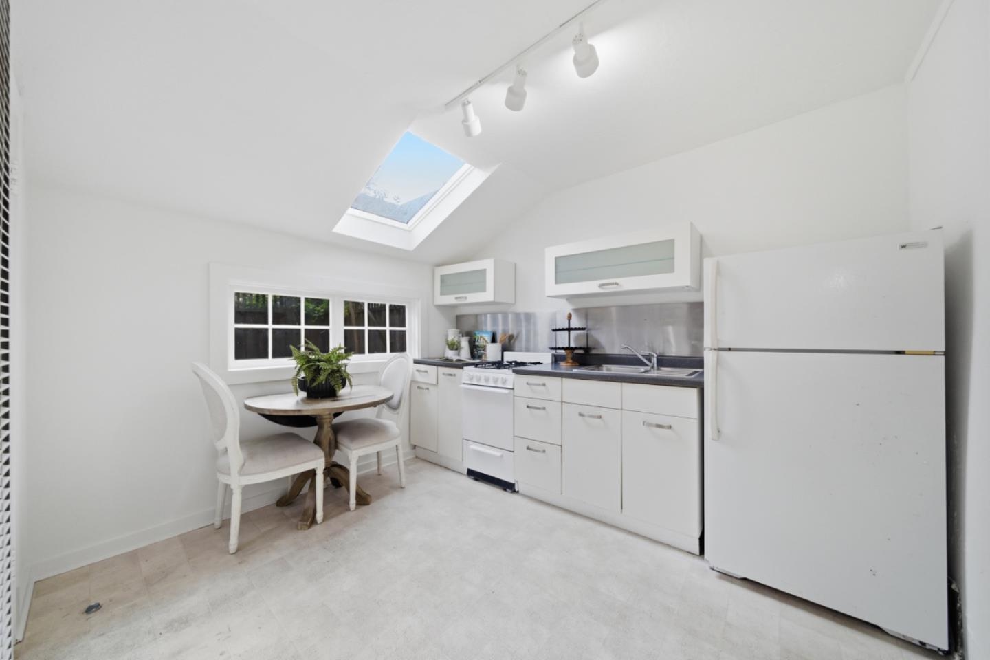 Detail Gallery Image 42 of 48 For 1085 Emerson St, Palo Alto,  CA 94301 - 4 Beds | 4 Baths