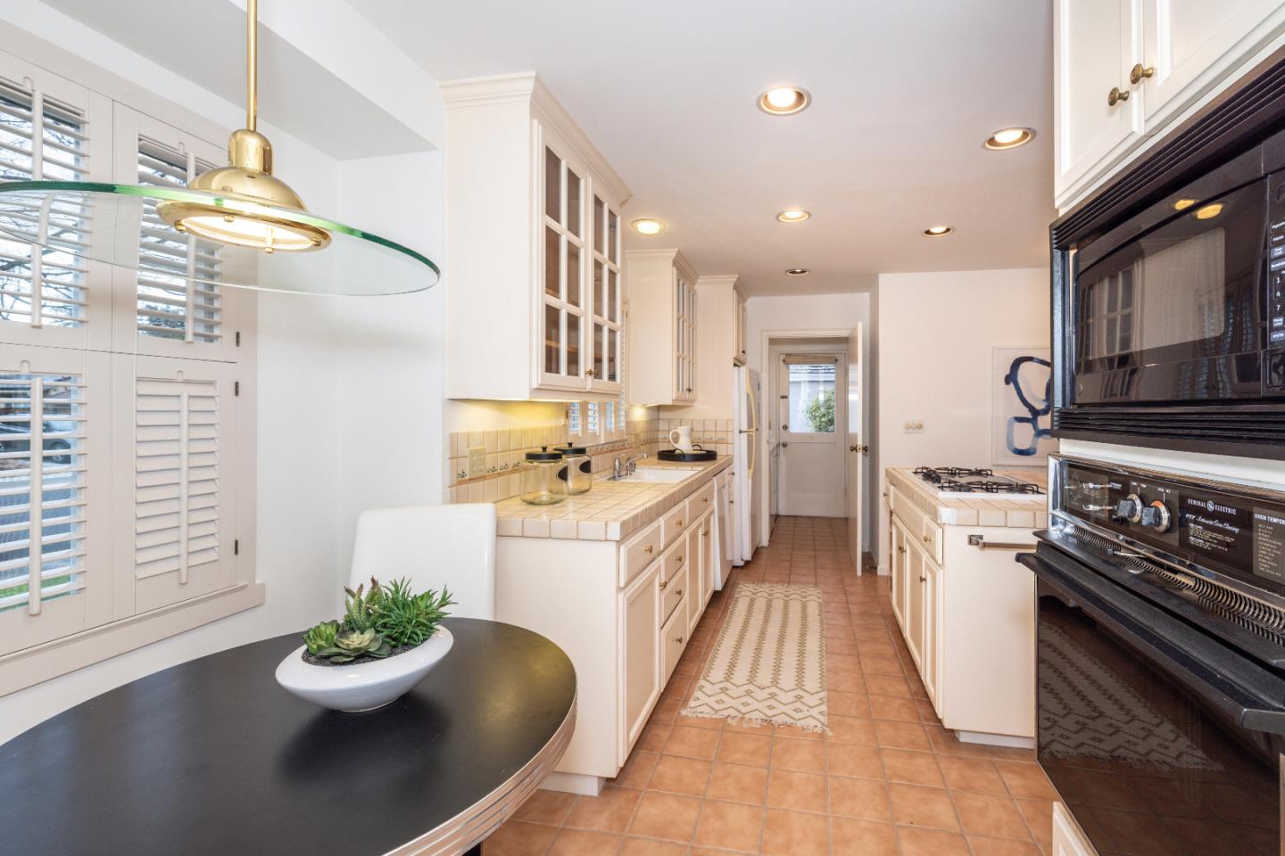 Detail Gallery Image 9 of 34 For 4107 Mackay Dr, Palo Alto,  CA 94306 - 2 Beds | 3 Baths