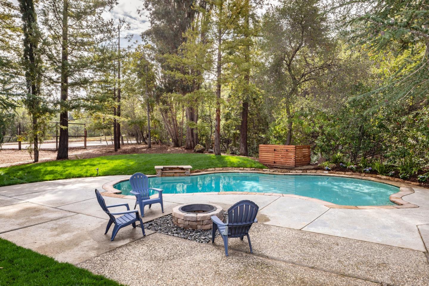 Detail Gallery Image 24 of 28 For 894 Lockhaven Dr, Los Altos,  CA 94024 - 4 Beds | 2/1 Baths