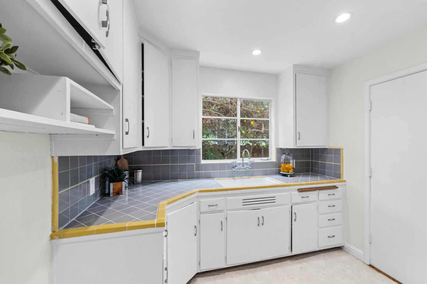 Detail Gallery Image 10 of 26 For 11 Tulip Ln, Palo Alto,  CA 94303 - 3 Beds | 1 Baths