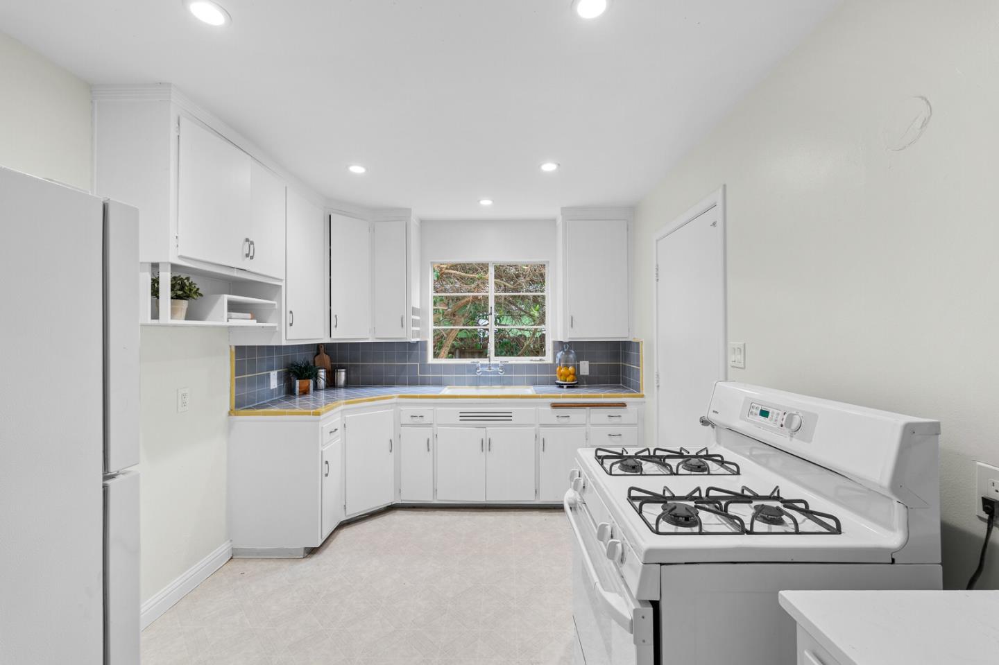 Detail Gallery Image 9 of 26 For 11 Tulip Ln, Palo Alto,  CA 94303 - 3 Beds | 1 Baths