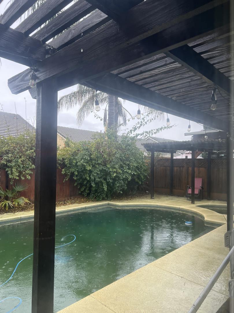 Detail Gallery Image 2 of 9 For 1976 Reading Way, Manteca,  CA 95337 - 3 Beds | 2 Baths