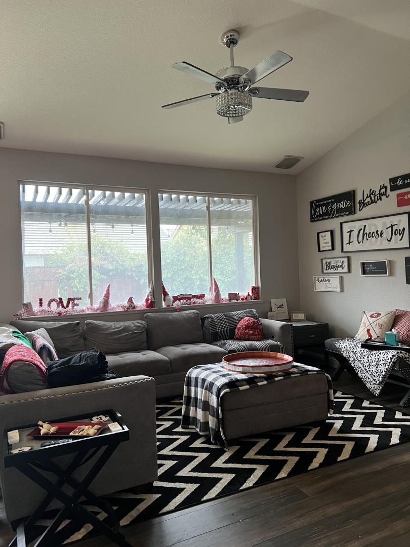 Detail Gallery Image 7 of 9 For 1976 Reading Way, Manteca,  CA 95337 - 3 Beds | 2 Baths