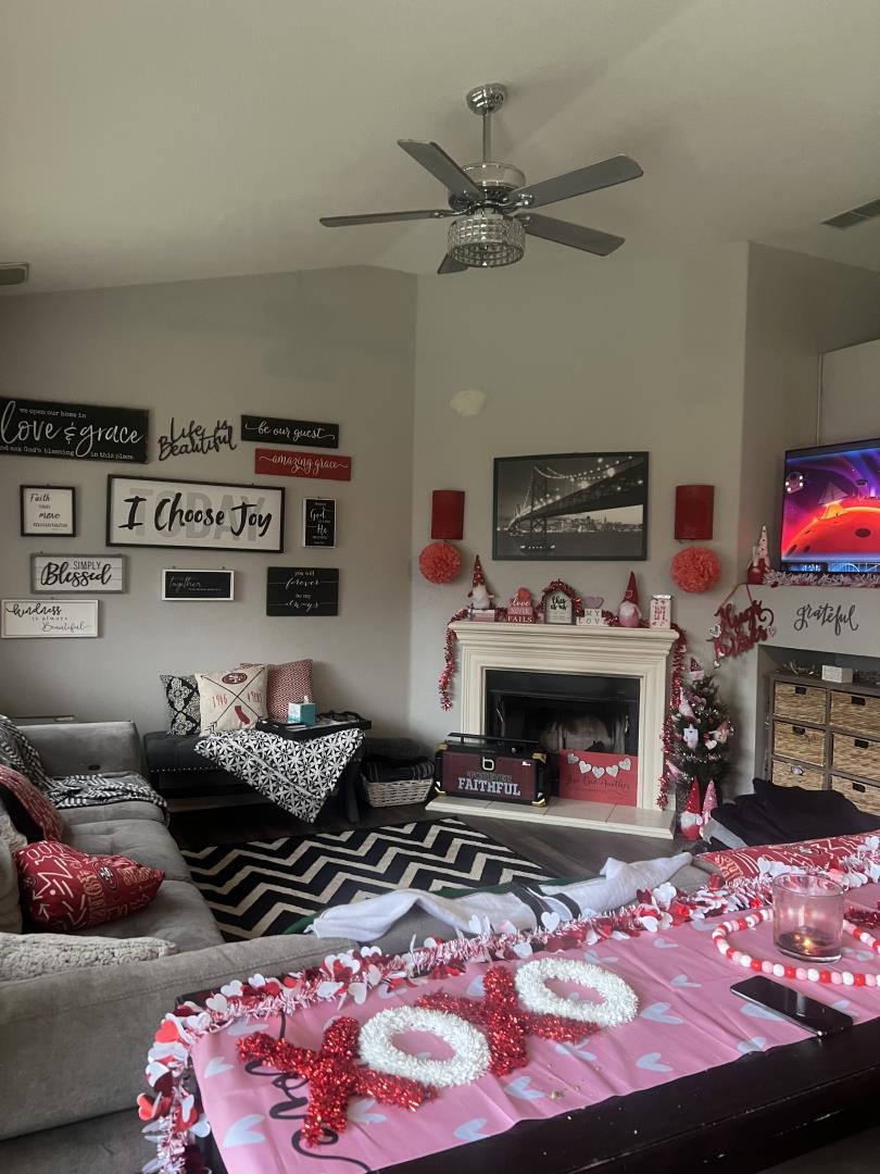 Detail Gallery Image 8 of 9 For 1976 Reading Way, Manteca,  CA 95337 - 3 Beds | 2 Baths