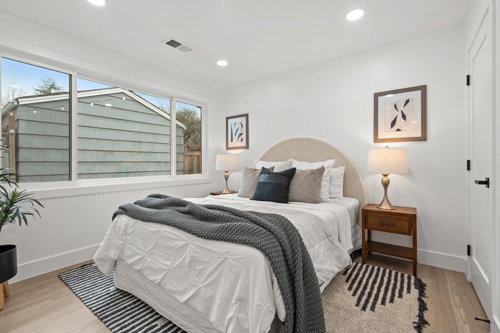 Detail Gallery Image 13 of 41 For 576 Green Manor Ct, Palo Alto,  CA 94301 - 3 Beds | 1 Baths