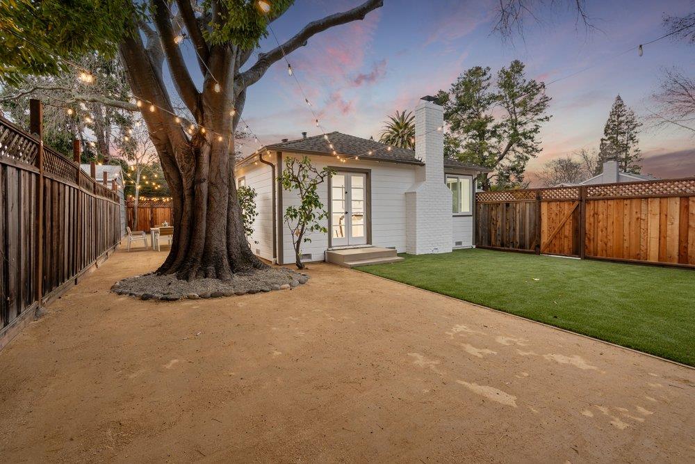 Detail Gallery Image 24 of 41 For 576 Green Manor Ct, Palo Alto,  CA 94301 - 3 Beds | 1 Baths