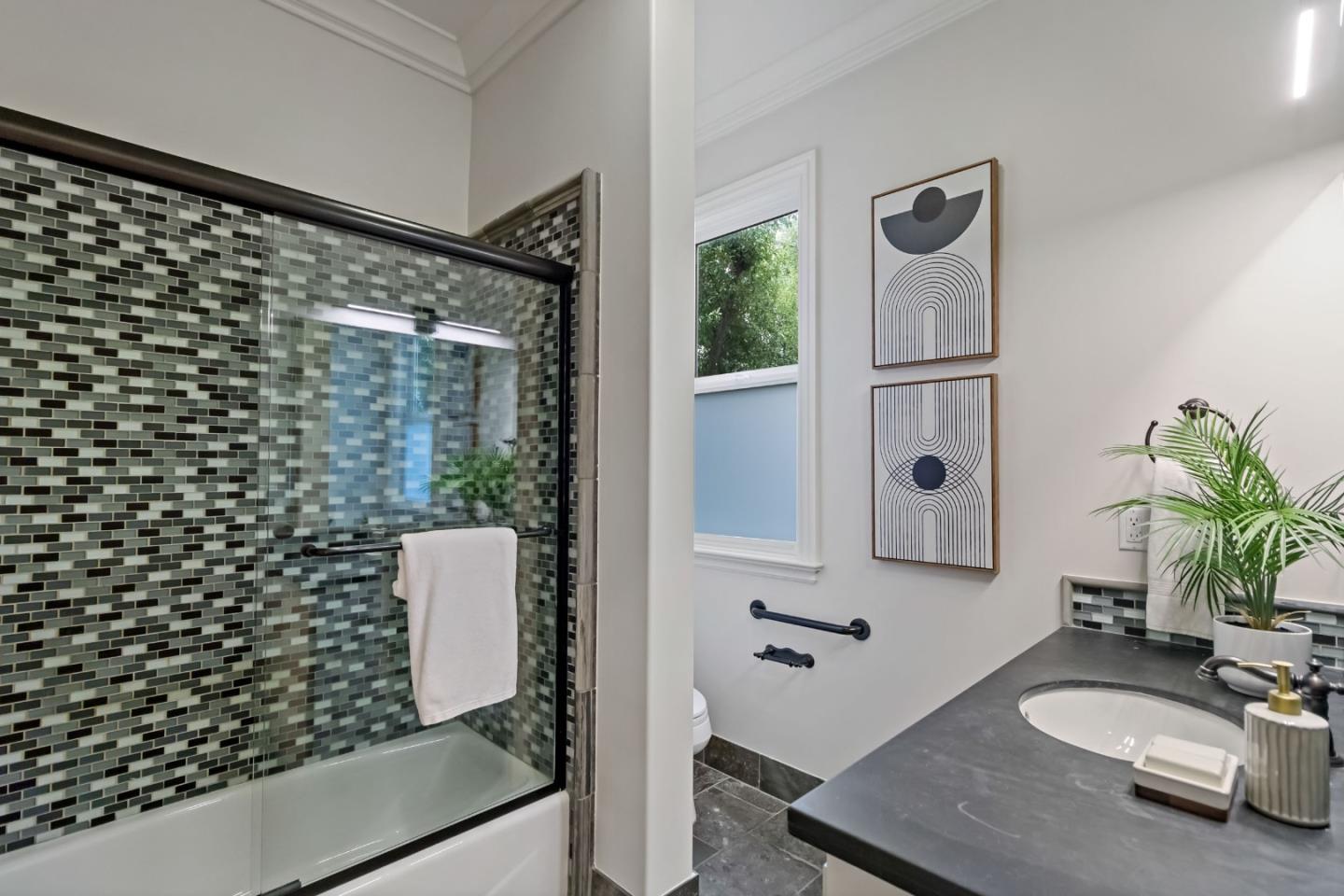 Detail Gallery Image 25 of 58 For 36 Gretel Ct, Redwood City,  CA 94061 - 4 Beds | 4/1 Baths